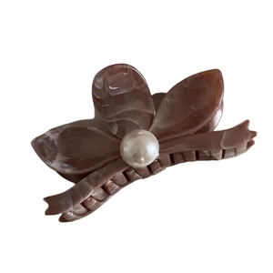Vintage floral hair claw with brown marble texture and center pearl embellishment