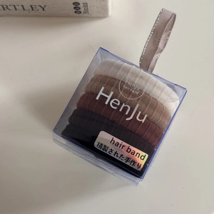 Detail of high-elasticity seamless hair bands in a premium transparent box with silk handle