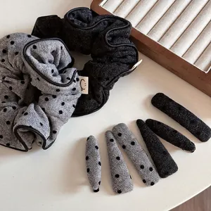 Ensemble de chouchous et barrettes en tissu à pois dans les tons gris et noirs