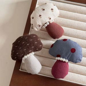 Horquillas y broches de hongos de tela hechos a mano con perlas en bandeja de madera