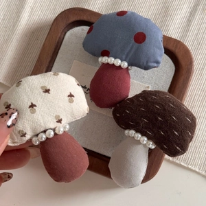 Pinzas de pelo de hongo hechas a mano con lunares, flores y detalles de perlas