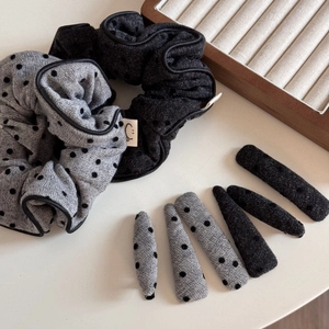 Vue à plat d'accessoires cheveux coréens avec chouchous et barrettes à pois chic
