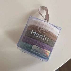 Detailed view of five colorful seamless knit hair bands in a premium transparent gift box