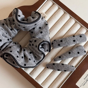 Lot de quatre accessoires cheveux gris à pois avec chouchou et barrettes en tissu doux