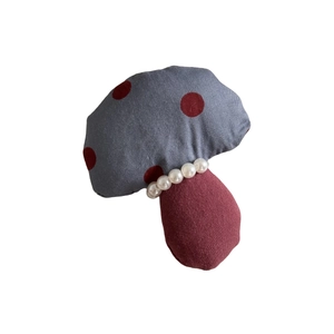 Lindo pasador de pelo de hongo con tela de lunares azul y roja y adornos de perlas
