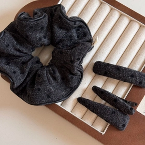 Détails des accessoires cheveux en laine grise à pois avec bordures en cuir noir