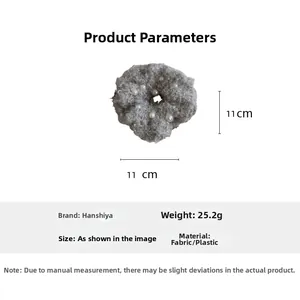 Détail du chouchou en peluche avec perles indiquant le diamètre de 11cm et le poids 25,2g