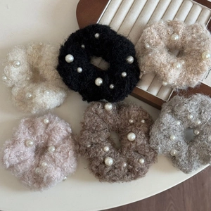 Chouchous en laine d'agneau avec perles aux couleurs pastel pour la coiffure