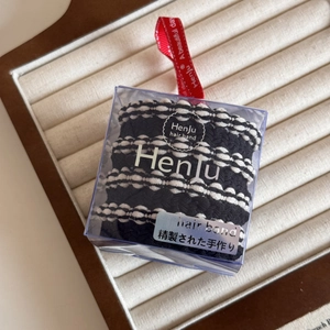 Detail of high-elasticity braided hair ties set in a premium transparent PVC gift box