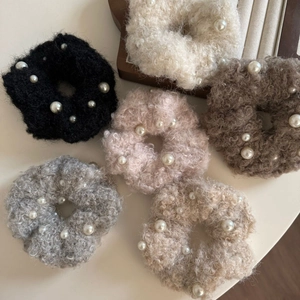 Lot de 6 chouchous en peluche avec perles blanches aux couleurs neutres d'automne