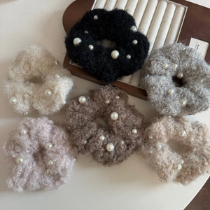 Détails de six chouchous en peluche avec perles blanches dans diverses couleurs douces