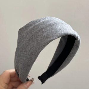 Detailed view of the gray fabric headband texture with a black non-slip inner lining