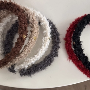 Vue à plat de serre-têtes en peluche douce avec petits cœurs dorés en diverses couleurs