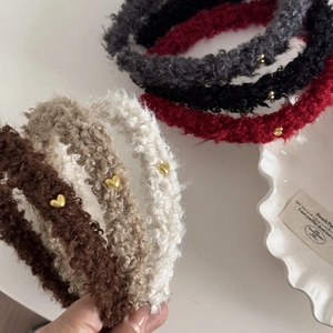 Serre-tête chic en peluche avec charm cœur doré dans divers tons terreux chauds