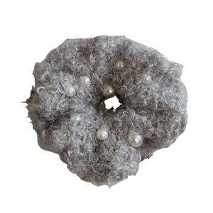 Chouchou élégant en peluche grise avec perles blanches pour coiffures d'hiver