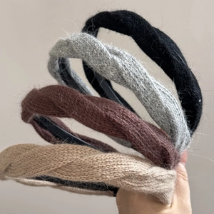 Dettaglio della spessa trama a maglia e del design a treccia di quattro fasce invernali