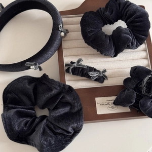 Elegant black velvet hair accessory set featuring scrunchies, a headband and a pearl bow clip