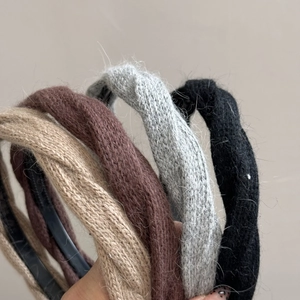 Set di fasce incrociate in maglia nei colori beige, marrone, grigio e nero per l'inverno
