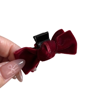 Deep red velvet bow hair claw clip for women in elegant French retro style for hairdo