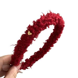 Serre-tête en peluche rouge foncé en tissu sherpa doux avec un petit cœur doré