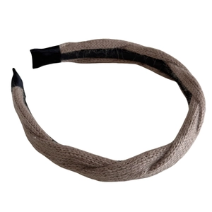 Fascia per capelli incrociata beige in maglia con trama di lana grossa per l'inverno