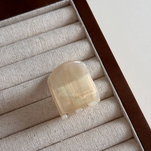 Détail d'une petite pince à cheveux en acétate faite main avec texte France Handmade