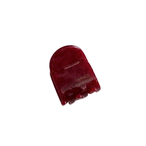 Petite pince à cheveux élégante en acétate avec texture marbrée rouge et logo doré France