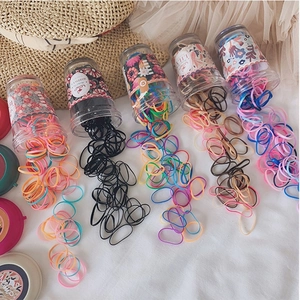 Lot de cinq pots de chouchous colorés pour enfants dans des flacons à motifs floraux
