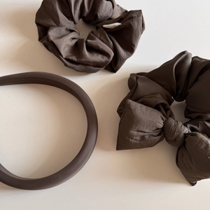 Three-piece brown hair accessory set with wide headband and oversized bow scrunchie