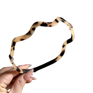 Elegant wavy tortoise shell headband with glossy finish for daily hair styling