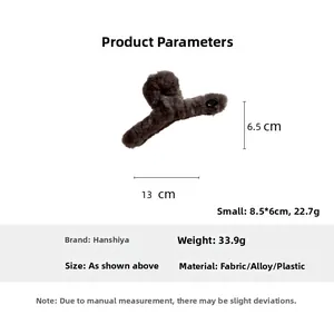 Détail d'une pince à cheveux en peluche marron de 13cm avec texture douce en fausse fourrure