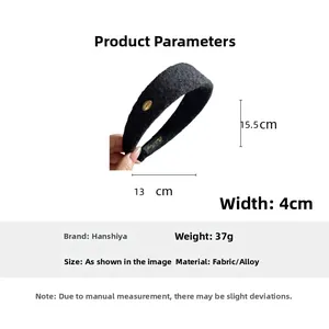 Détail du serre-tête noir en peluche montrant les dimensions 13x15,5cm et largeur 4cm