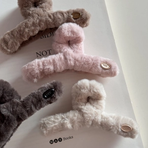 Pinces à cheveux en fausse fourrure pelucheuse marron, rose, gris et blanc avec étiquette