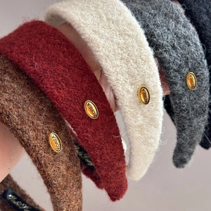Serre-têtes en maille pelucheuse à bord large en plusieurs couleurs avec logo doré