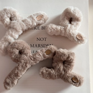 Lot de pinces à cheveux en peluche beige et marron avec détail ovale en métal doré