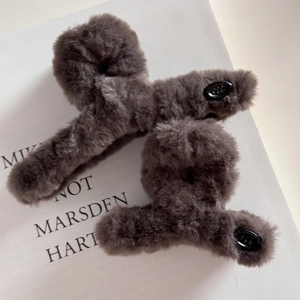 Détail de pinces à cheveux en peluche gris-brun foncé pour coiffures d'hiver