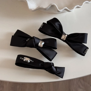 Ensemble de trois barrettes à nœud en satin noir avec cristaux et strass brillants chic