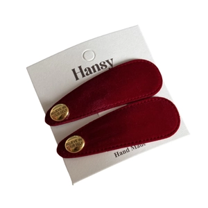 Elegante set di due fermagli per capelli in velluto rosso con fibbie dorate incise