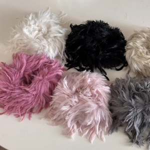 Detailansicht von 6 flauschigen Haargummis aus Kunstfedern in verschiedenen Modefarben