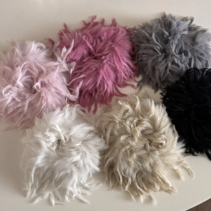 Detailansicht flauschiger Feder-Haargummis in sechs Farben für elegante Frisuren-Stylings