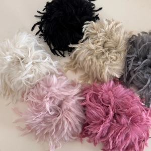Flauschige Straußenfeder-Haargummis in sechs Farben für elegante Frisuren