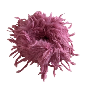 Flauschiges Haargummi in Pink aus Kunstfell für Pferdeschwänze, Winter-Accessoire