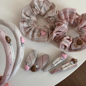 Chouchous à Carreaux Style Coréen Faits à la Main pour Femmes Pinces à Cheveux Douces avec Bordure en Dentelle et Écusson Ours