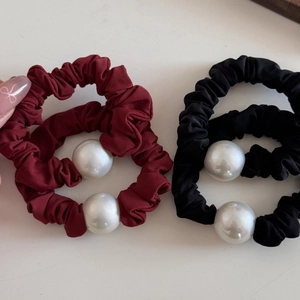 Detail view of high-elasticity burgundy and black pearl hair ties in a four-piece set