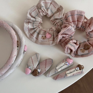 Détails d'accessoires de cheveux à carreaux roses avec dentelle et écussons ours