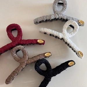 Wrapped fabric hair claws in five colors with oval golden metal tags for women