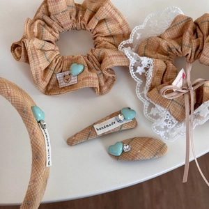 Lot d'accessoires cheveux à carreaux marrons avec chouchous en dentelle et pinces cœur