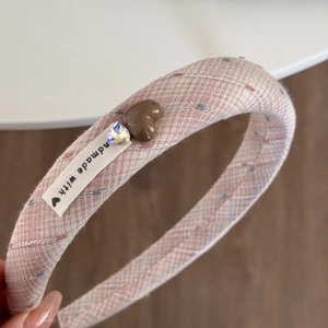 Détail du chouchou à carreaux roses avec étiquette cœur faite main et cristal