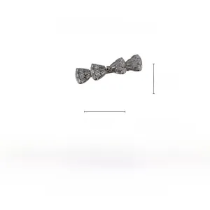 Vue détaillée de la pince à cheveux nœud argenté de 6,5 cm avec strass brillants