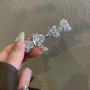 Pince à cheveux élégante avec nœud en strass argentés et design cœur en cristal